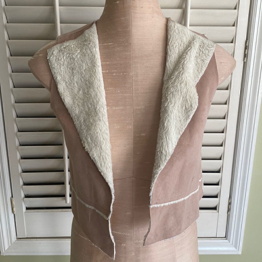 Girls, light pink faux suede vest with soft lining. Girls. XL.